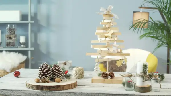 Un albero in legno fai da te, decorato con palline e renne dorate, crea un'atmosfera natalizia rustica.