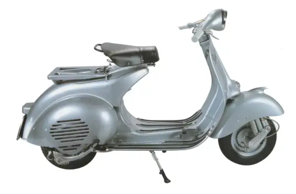 Vespa d'epoca color argento, con portapacchi e sella nera. La tabella colore originale Vespa da numero telaio è fondamentale per il restauro.